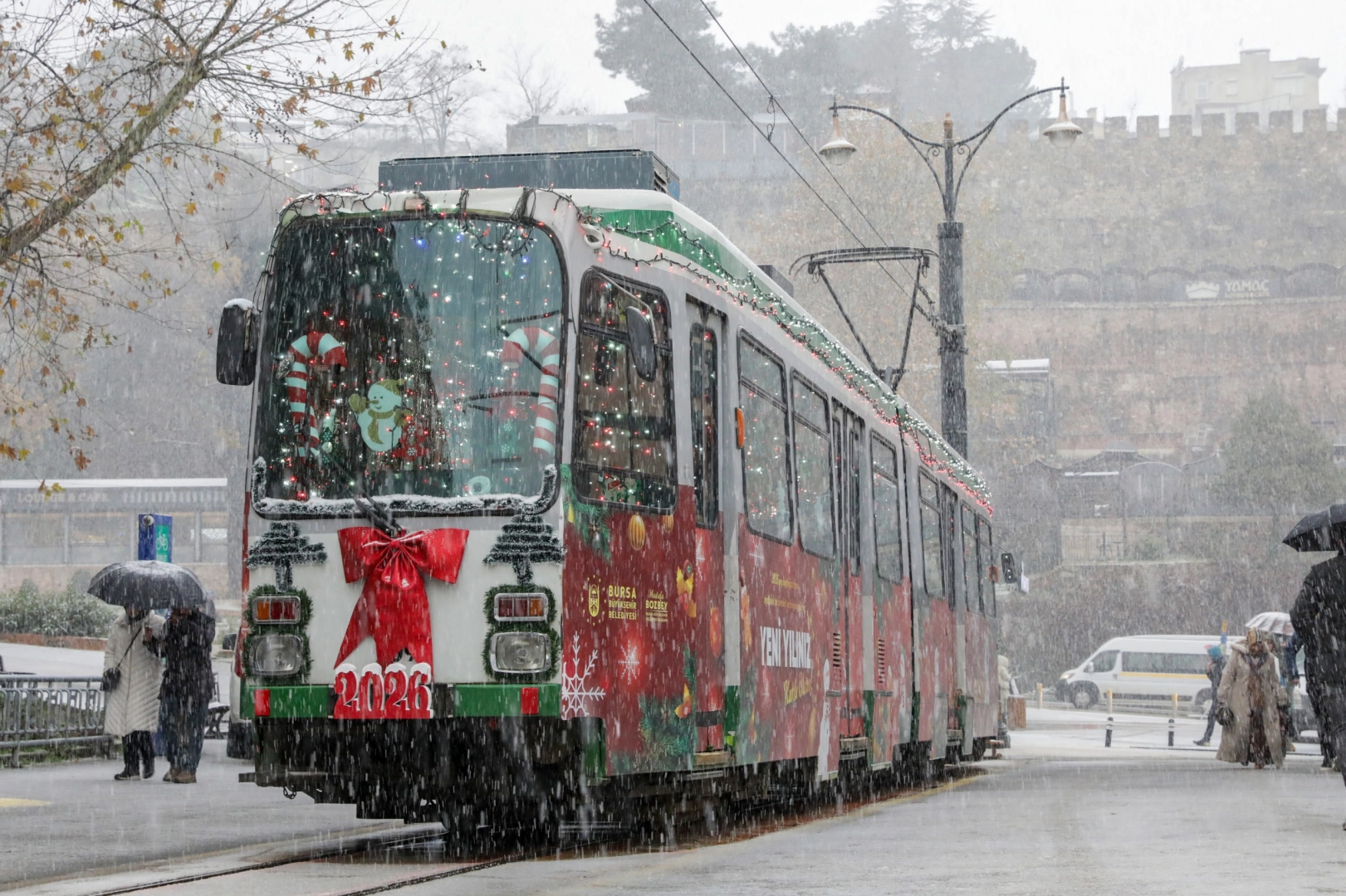 Bursa'da nostaljik tramvay s&uuml;sleriyle yeni yılın simgesi oldu