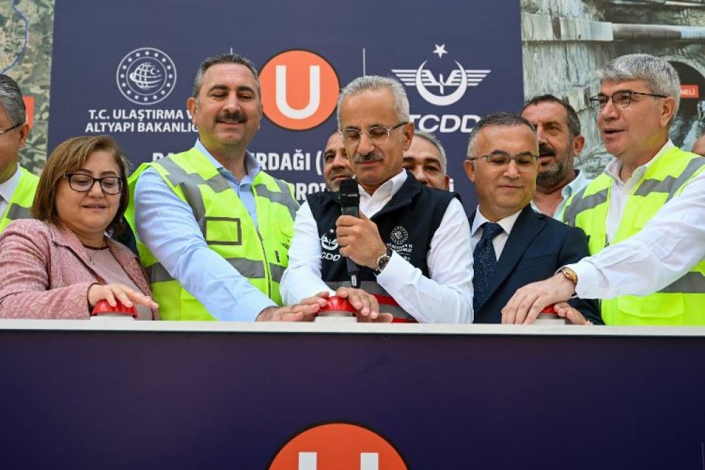 Türkiye'nin en uzun demiryolu tünelinde ışık gözüktü