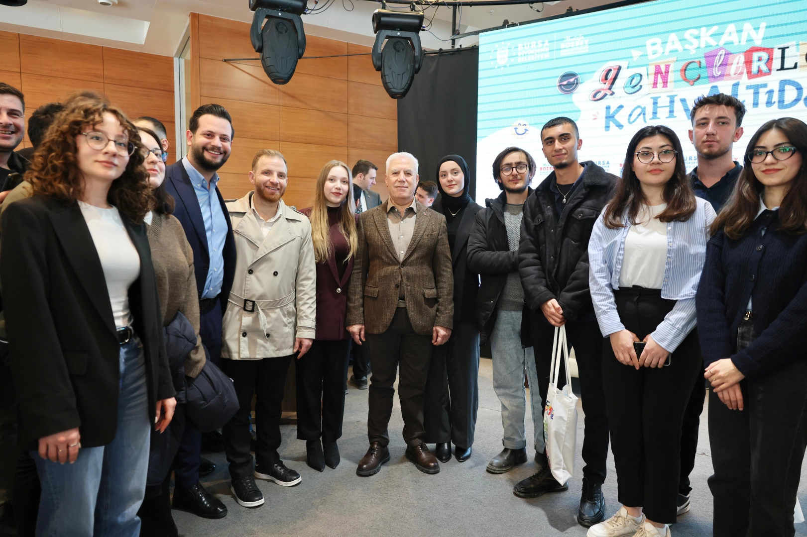 B&uuml;y&uuml;kşehir Belediye Başkanı Bozbey gen&ccedil;lerle kahvaltıda buluştu