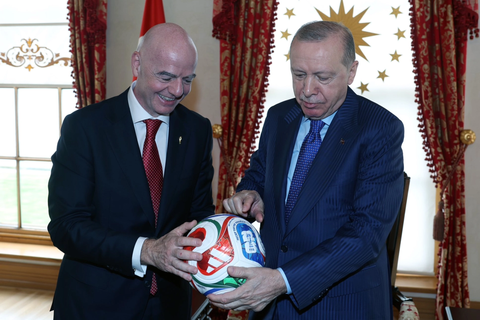 Cumhurbaşkanı Erdoğan, FIFA Başkanı'nı Dolmabah&ccedil;e'de kabul etti