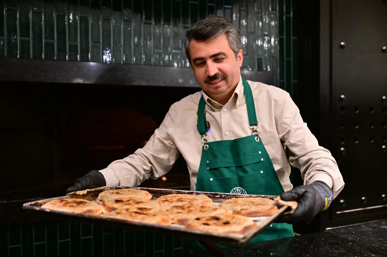 Bursa Yıldırım'da Başkan Yılmaz &ouml;nce pişirdi, sonra ikram etti