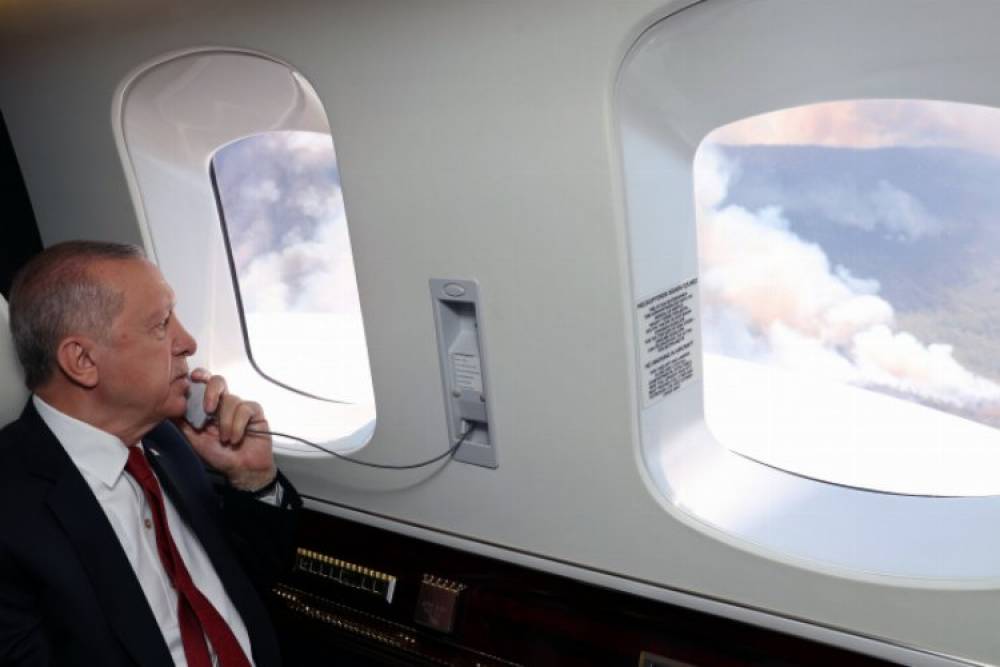 Cumhurbaşkanı Erdoğan yangını havadan inceledi