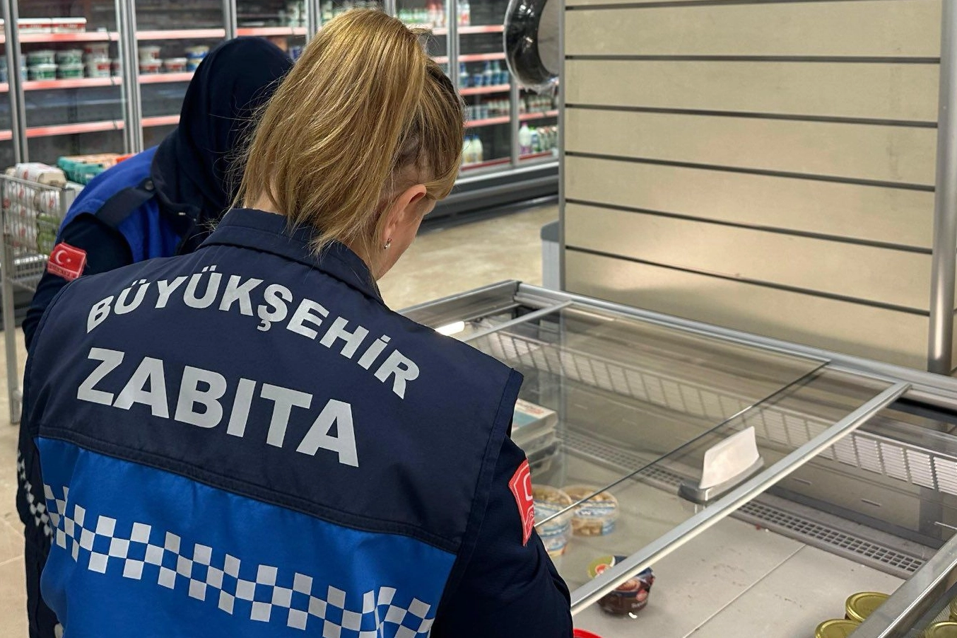 Kocaeli zabıtasından yılbaşı &ouml;ncesi market denetimi