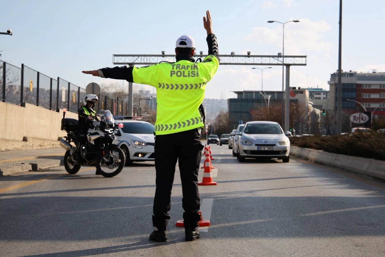 Trafikte yeni d&ouml;nem başladı! Cezalar katlandı, ehliyete el koyma ve iptal şartları ağırlaştı