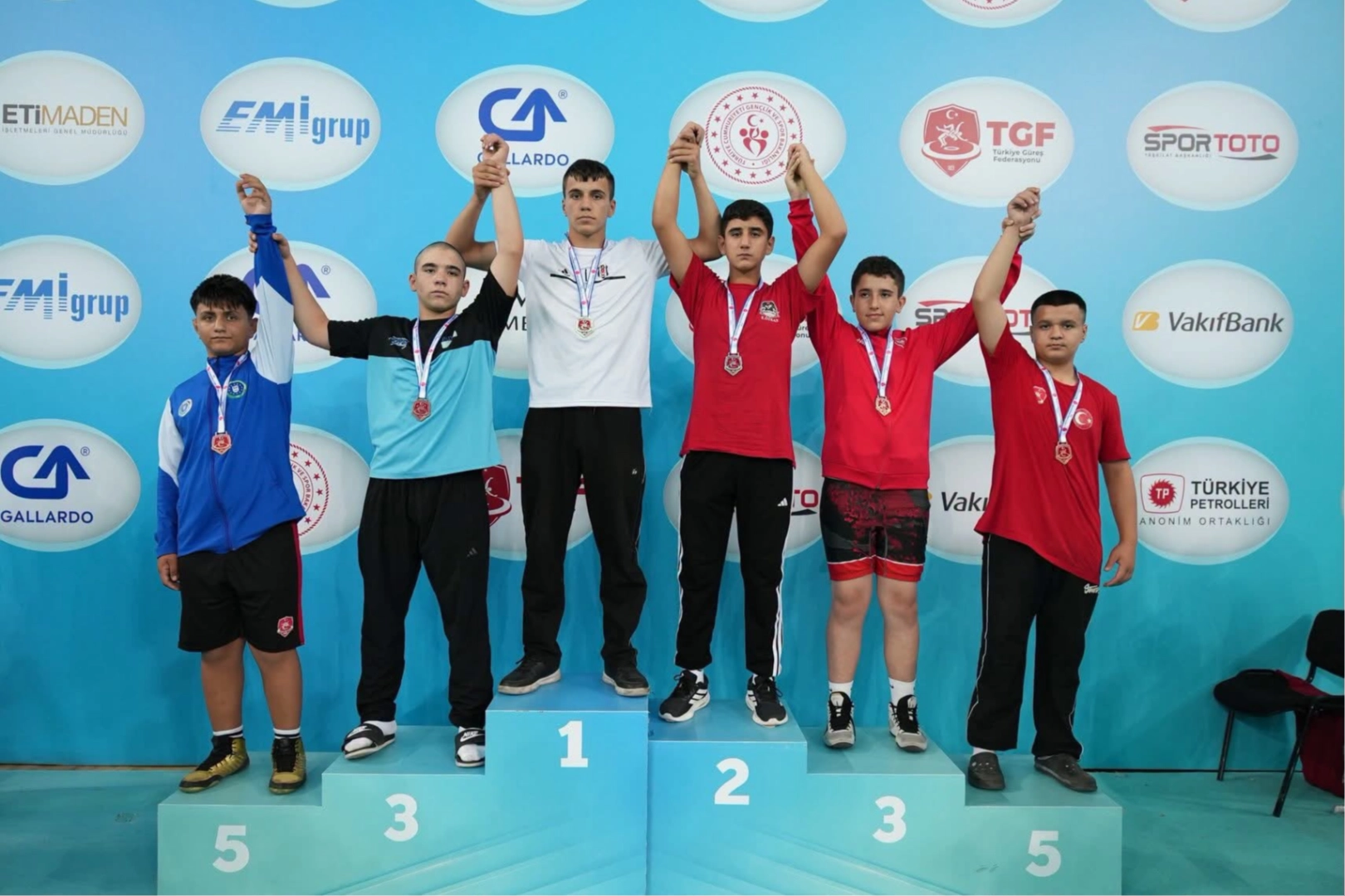 G&uuml;reşte Bursa Yıldırım r&uuml;zgarı