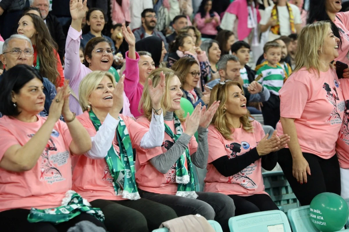 Bursaspor tribünlerinde Pembe farkındalık