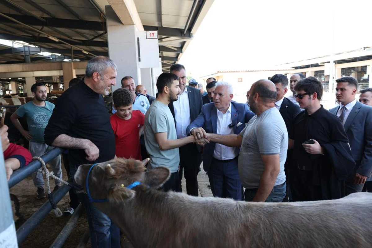Mustafa Bozbey kurban pazarı esnafı ile bayramlaştı